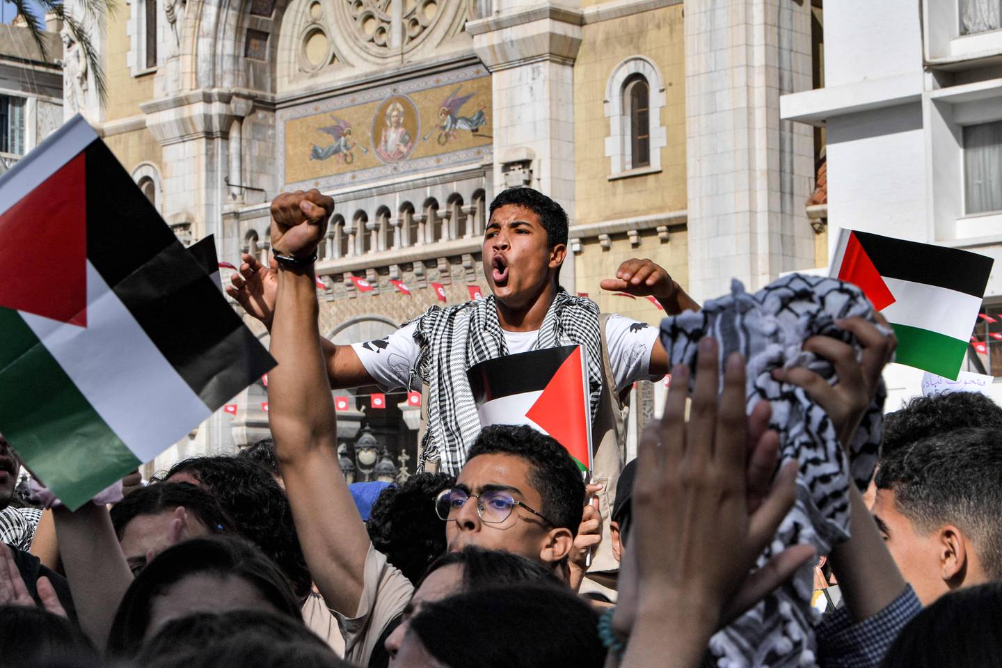 I Tunisia har det vært demonstrasjoner utenfor den franske ambassaden.
