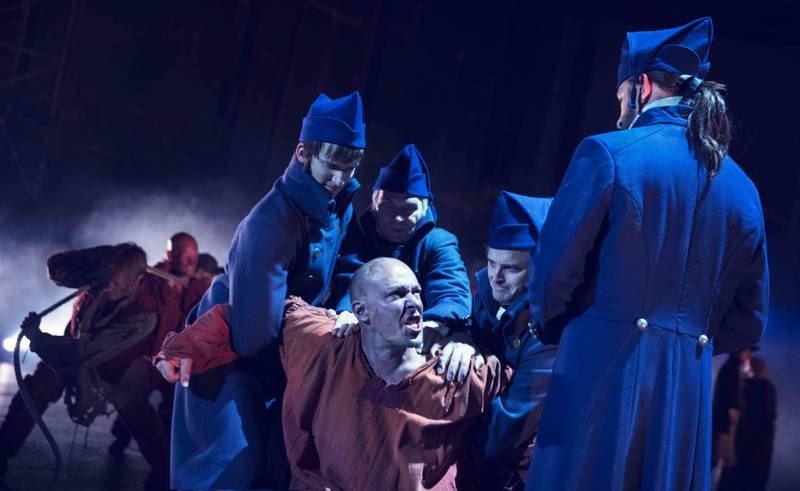 Jean Valjean, spilt av André Søfteland, blir den røde tråden gjennom en storslått oppsetning av Les Misérables.
