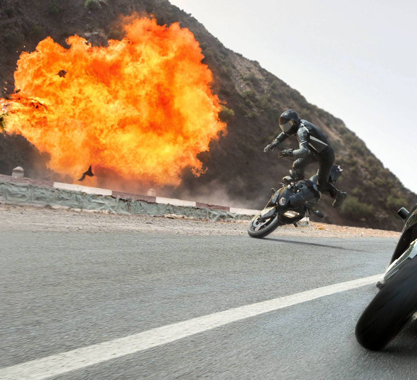 Tom Cruises varemerke i disse filmene har blitt å gjøre stadig mer krevende og farligere stunt selv.
