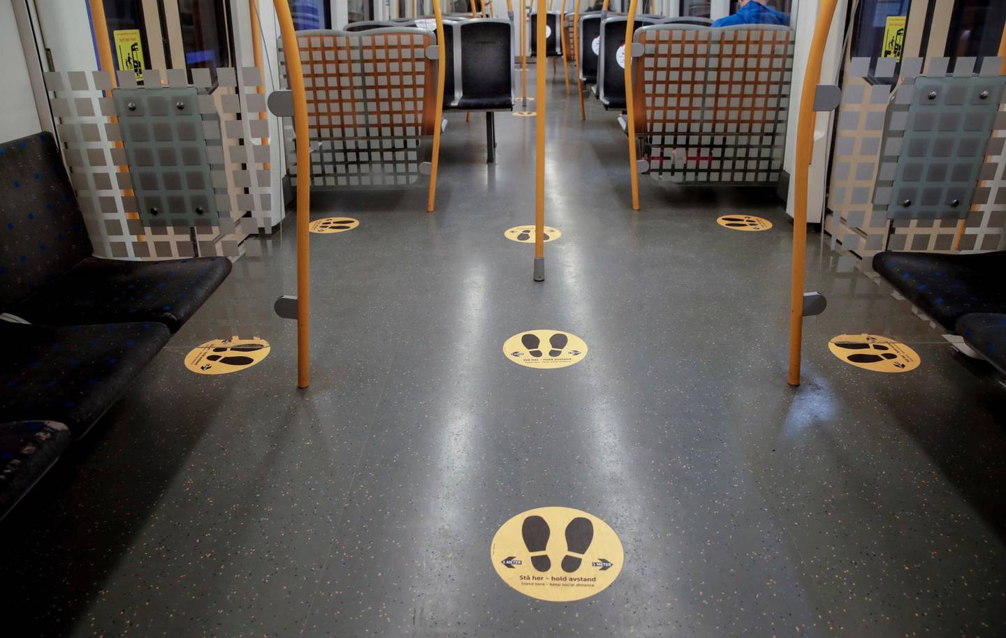 Gardermoen 20200519. 
Heller ikke personer i samme familie kan sitte sammen på T-bane, trikk og buss i Oslo-området. Smitteverntiltakene gjør at 70 prosent av kapasiteten er borte.
Foto: Vidar Ruud / NTB scanpix