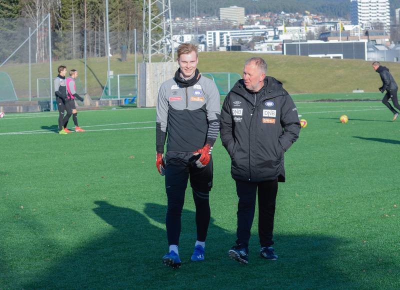 Kristoffer Klaesson og keepertrener Gjermund Østby.
