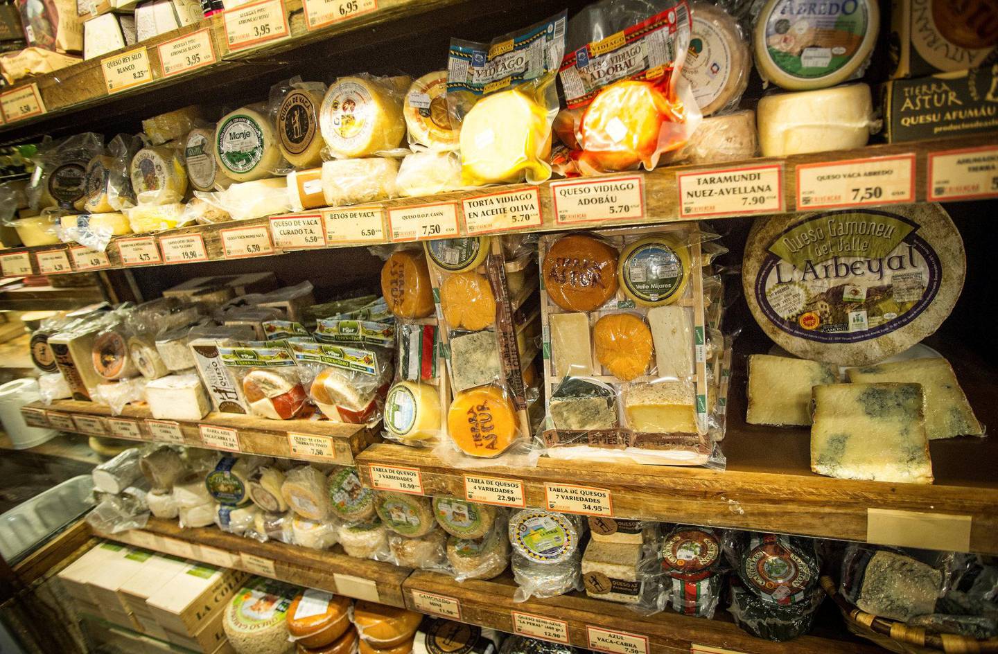En reise     til Asturias-regionen kan gjerne ha ost som tema. De mer enn 100 variantene som lages her, er godt representert i Oviedos mange delikatessebutikker.
