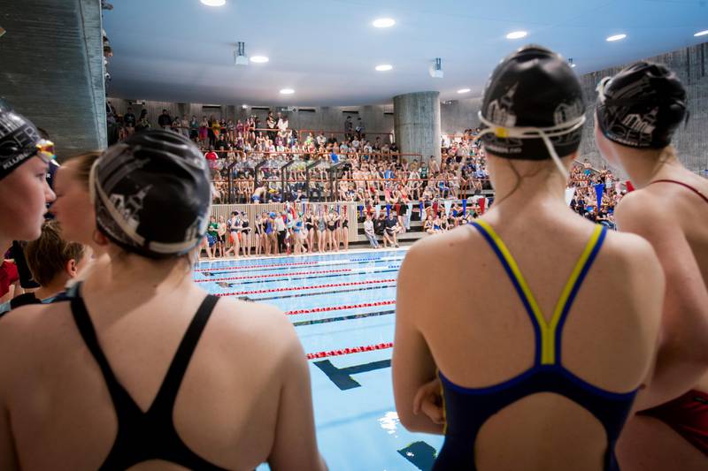 Flere hundre elever fra barne- og ungdomsskoler i Stavanger var samlet i Stavanger svømmehall.