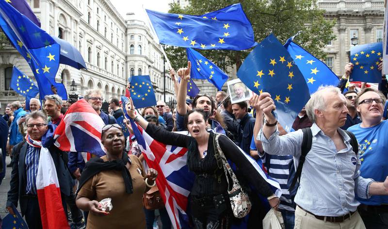 Denne måneden går startskuddet for de vanskelige brexit-forhandlingene mellom EU og Storbritannia. Kampen for EU er på ingen måte over for mange briter, her fra en pro-EU-demonstrasjon i september i fjor.