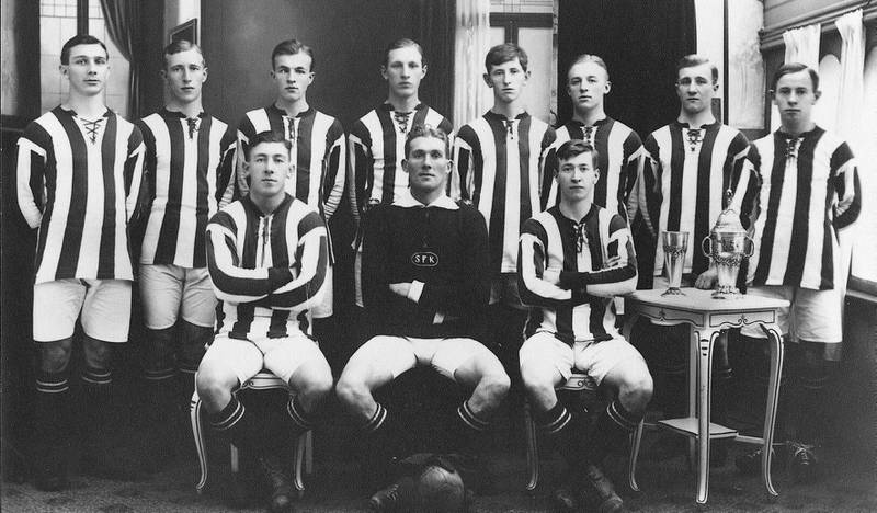 GULLAGET: Her er de 11 fra SFKs gullag i 1917. Lagkaptein Asbjørn Halvorsen nummer tre fra høyre bak.
