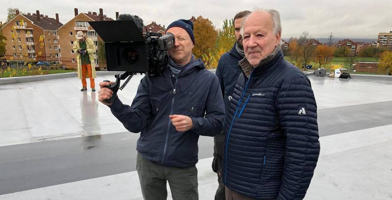 Werner Herzog med filmteam på taket av Valhall i Oslo.