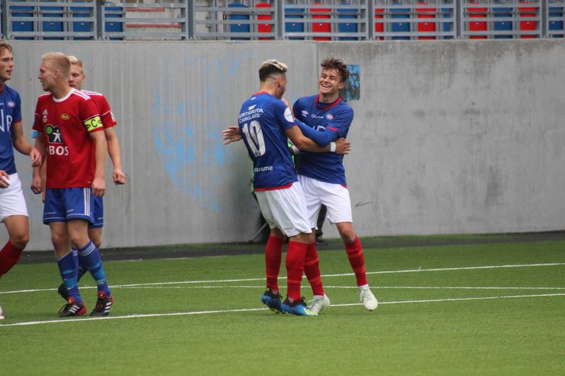 Aron Dønnum (10) feirer sammen med Sander Haugaard Werni etter VIF 2s 1-0-mål.