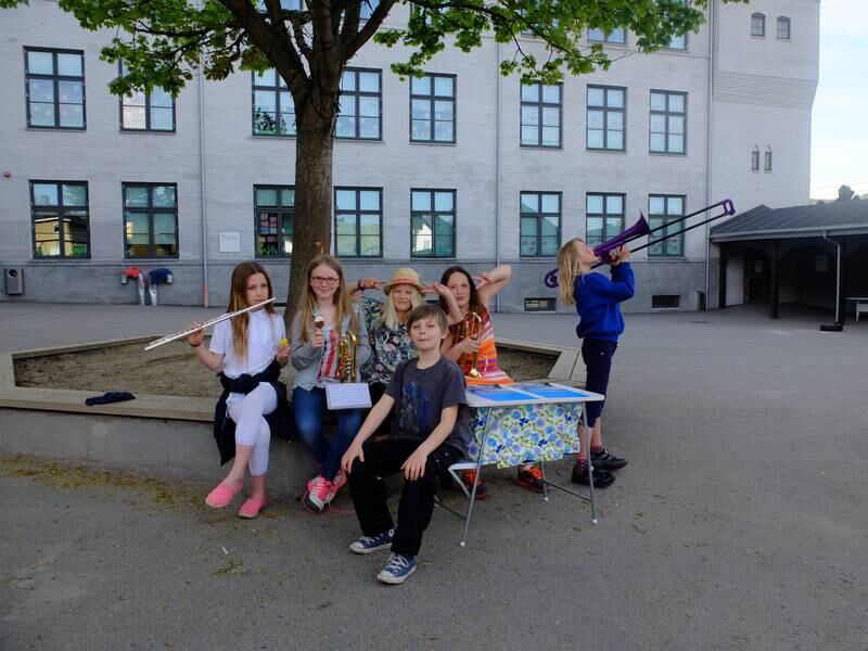 Danvik skolekorps-medlemmene fikk is i pausen på siste øving før 17. mai. Isak sitter på et av loppeobjektene som allerede er kommet inn før markedet 4. og 5. juni.