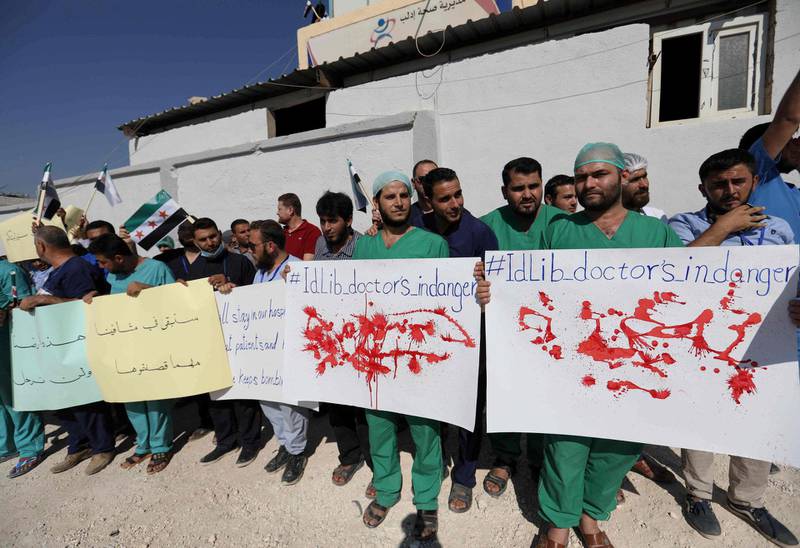Syriske helsearbeidere i landsbyen Atmeh i Idlib-provinsen krever at sykehusene må vernes i et eventuelt angrep.