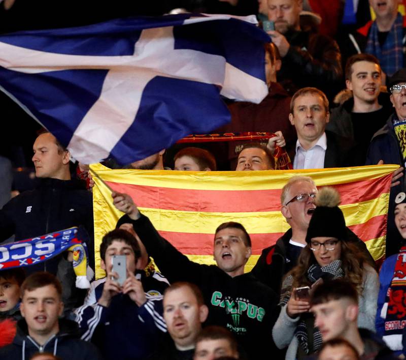LAR SEG INSPIRERE: Skotske fotballfans vifter med det katalanske flagget under fotballkamp i oktober. FOTO: NTB SCANPIX