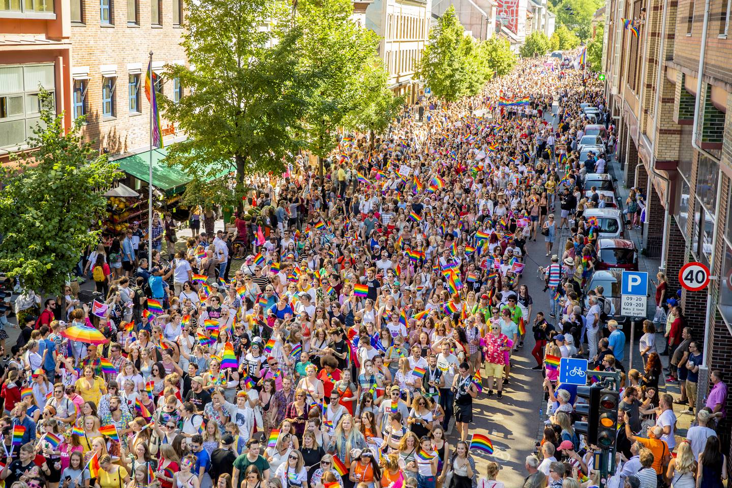 Et hav av farger under Oslo Pride Parade i 2018. I år går paraden fra Grønlandsleiret til Rådhuset lørdag 1.juli kl. 13:00.