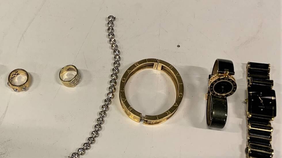 Diverse smykker og klokker til en samlet verdi av over én million kroner, beslaglagt ved Svinesund tollsted 1. mars 2022.
