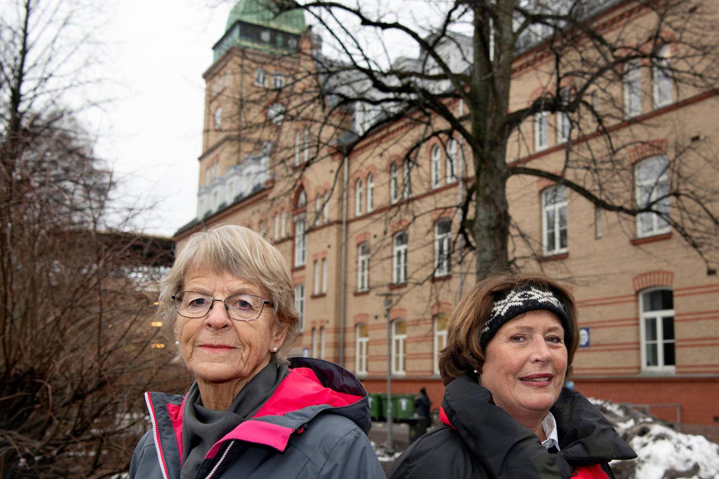 – Både størrelse, utviklingsmuligheter, pris og funksjonalitet taler for at Ullevål-tomta kan være   det beste alternativet for bygging av et nytt storsykehus i Oslo, mener Ap-veteranene Tove Strand (til venstre) og Gro Balas, som mener partitoppene feilinformerer.