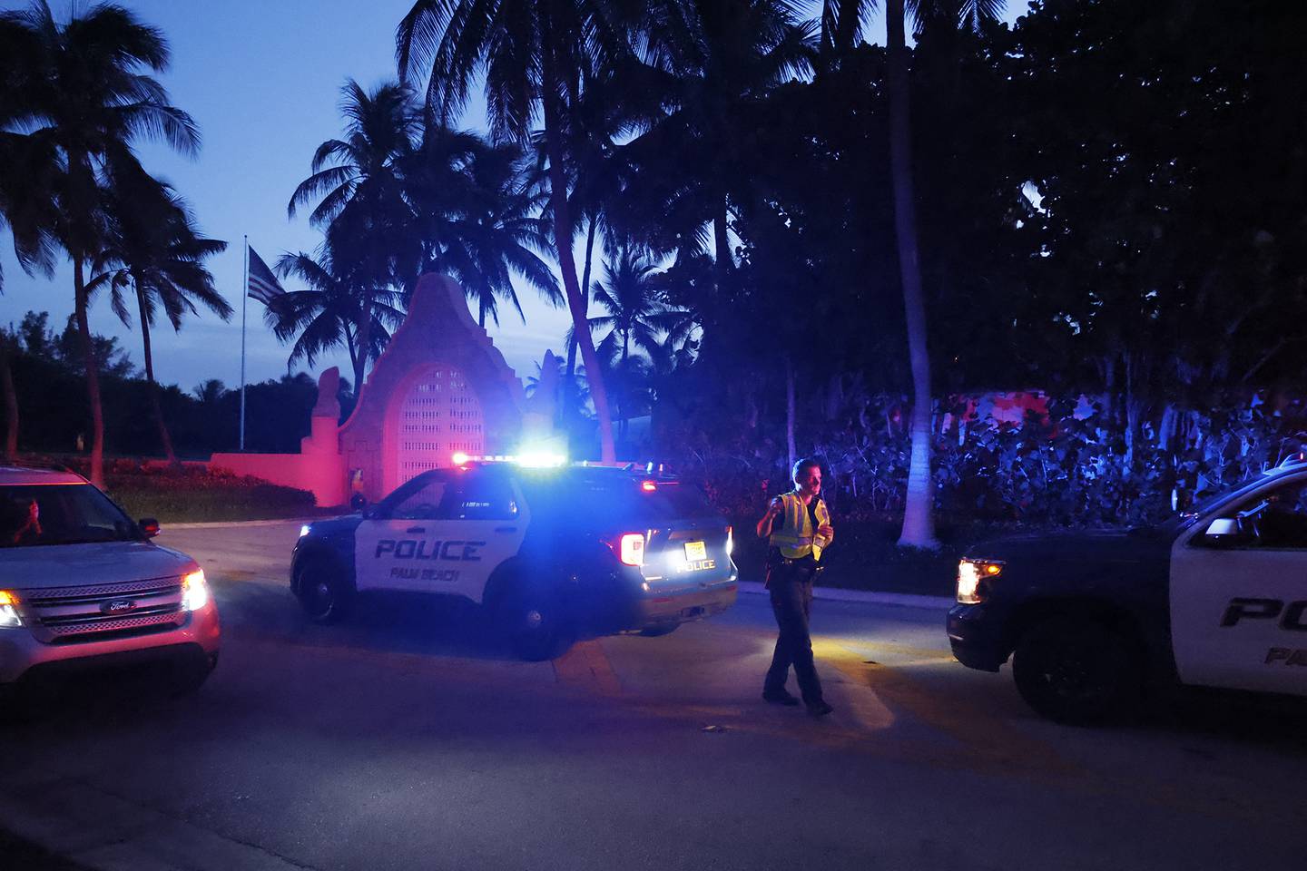 BIldet viser politiet utenfor Donald Trumps hus i Florida i USA. Mandag gjorde spesialpolitiet FBI en ransaking der. Foto: Terry Renna / AP / NTB