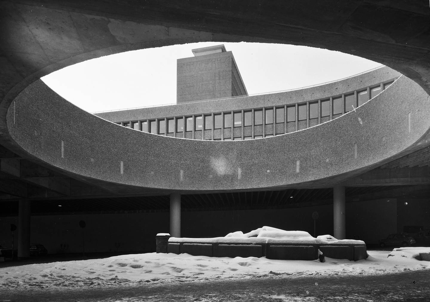 Eksteriørfoto av Y-blokka i Regjeringskvartalet. 
Arkitekt Viksjø vant arkitektkonkurransen i 1939. Høyblokka i kvartalet sto ferdig i 1958, mens Y-blokka ble føyd til i 1969. *** Local Caption *** Erling Viksjø