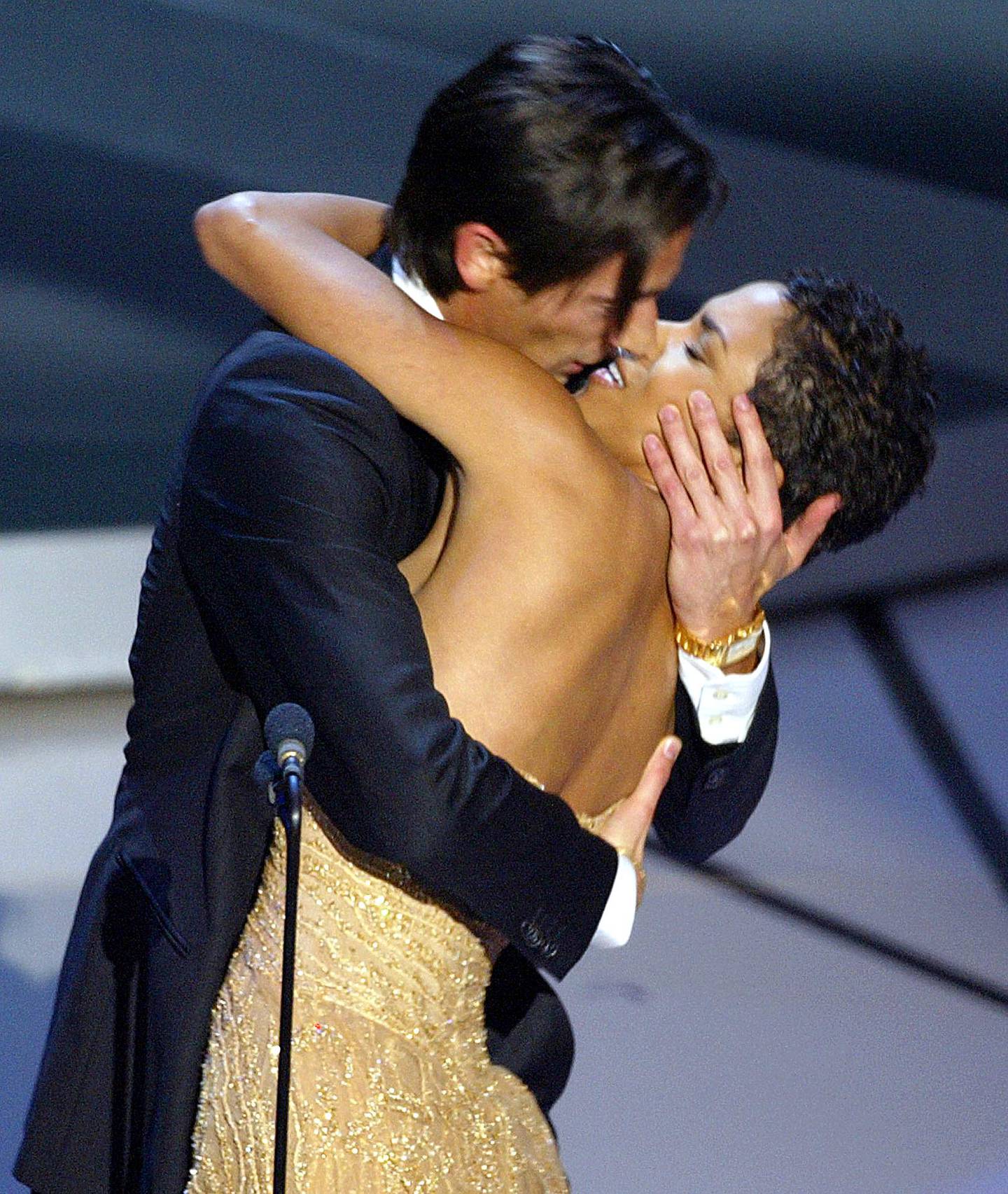 Adrien Brody overfalt Halle Berry med et kyss på scenen da han ble tildelt prisen for Beste mannlige skuespiller under Oscar-utdelingen i 2003.
