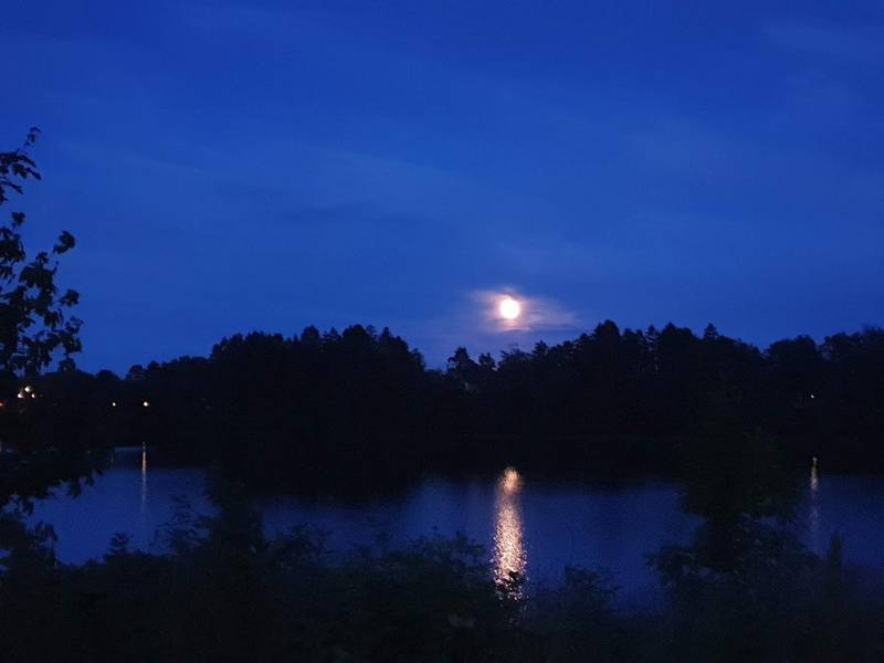 Fullmåne og måneformørkelse i Florø, på dagen 50 år etter at mennesket la ut på sin første ferd mot månen.