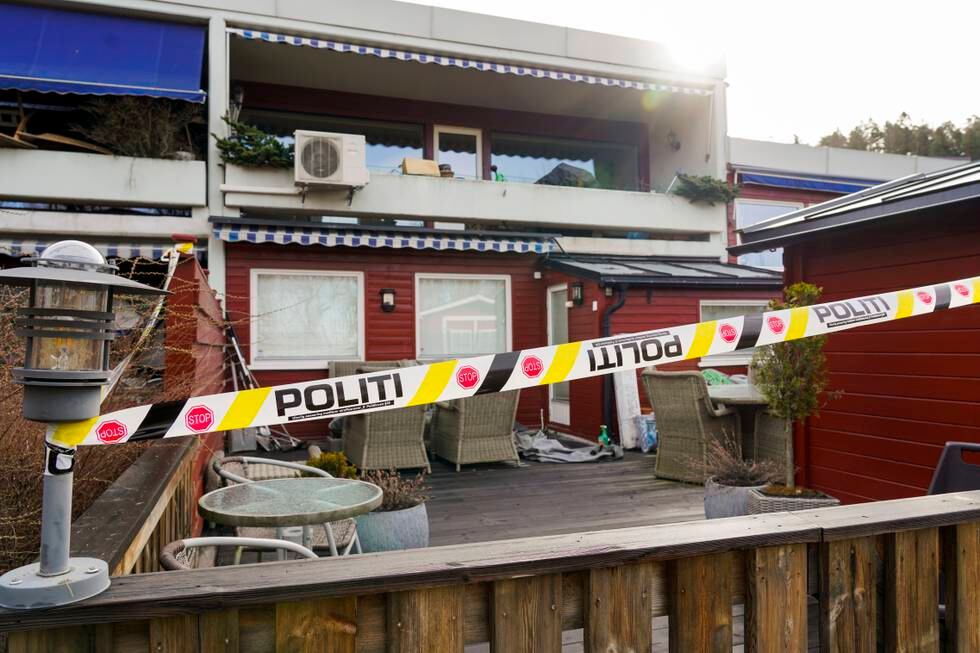 Politiet har satt opp sperrebånd ved leiligheten der advokat Tor Kjærvik ble funnet drept på Røa i Oslo mandag. Foto: Ole Berg-Rusten / NTB