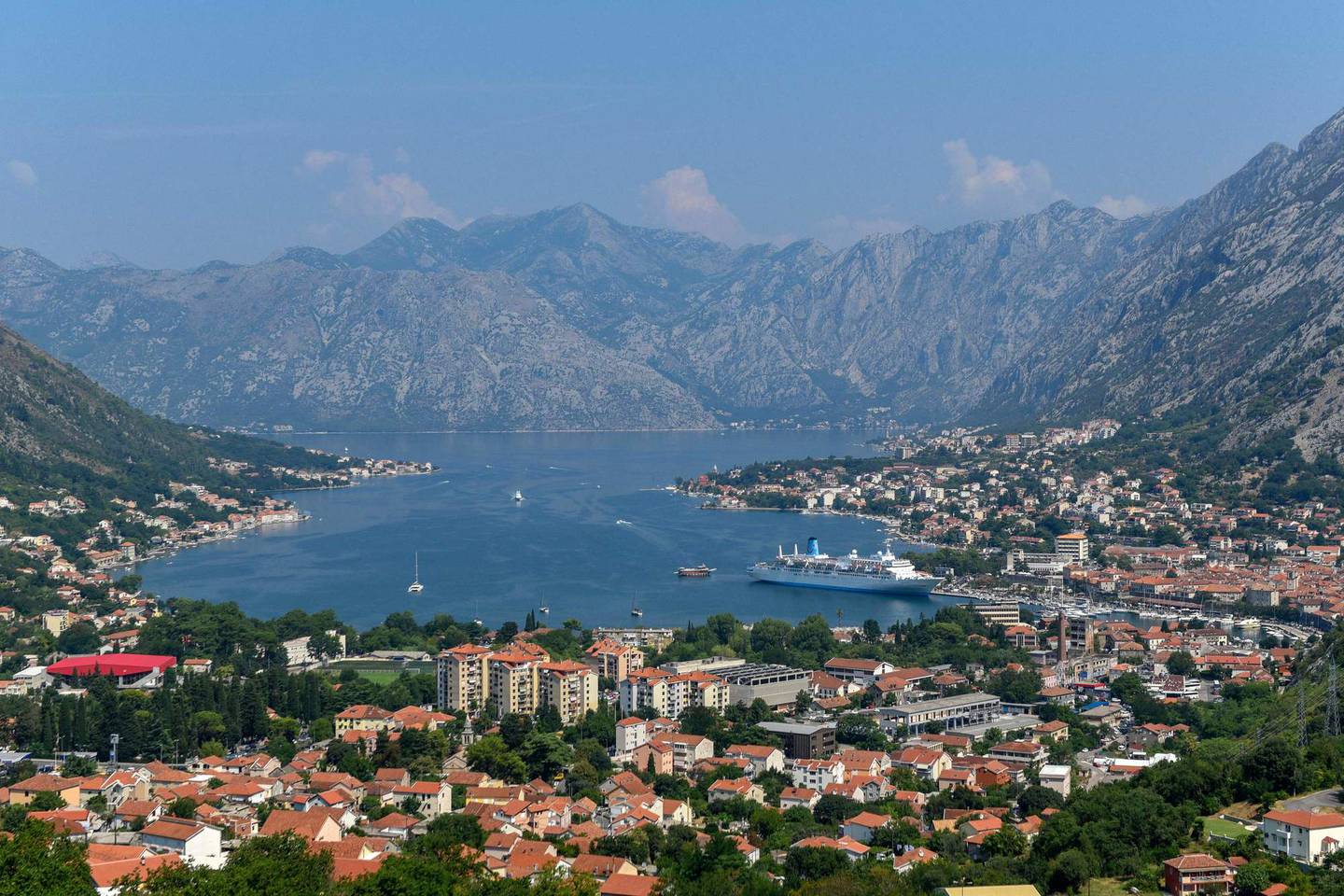 Montenegro ligger ved Adriaterhavet og har mye fjellandskap. Her fra Kotor-bukta.