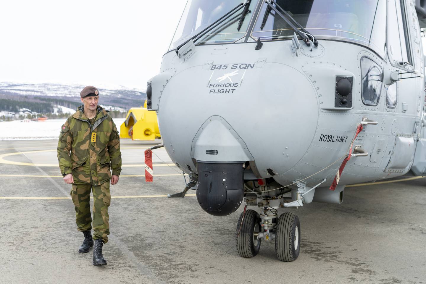 Forsvarssjef Eirik Kristoffersen ved siden av et britisk Agustawestland-helikopter under besøket på Cold Response i Bardufoss i vår.  Foto: Terje Pedersen / NTB