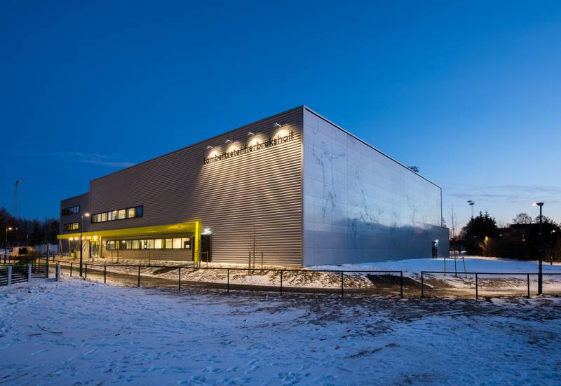 : Foruten å ha blitt et av Nordens flotteste bryteanlegg, er hallen et allsidig anlegg tilrettelagt for håndball, basketball, volleyball, badminton, innebandy og allidrett.