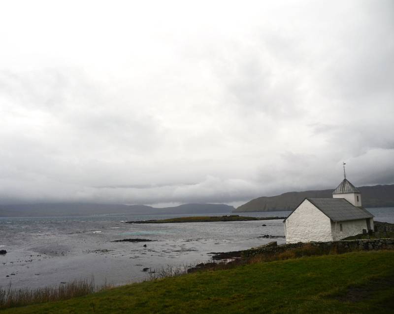 Grått og grønt er de dominerende fargene på Færøyene. Været skifter fort, fra regn til opphold til regn igjen, mens blåsten holder hvileløst på med sitt. Men Ólavskirkja på Kirkjubø holder stand, slik den har gjort helt siden 1111.