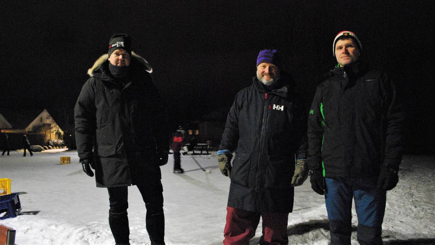 Christian Syversen (t.v.), velforeningsleder Bjørn Røang og Johnny Kristiansen utgjør stammen i dugnadsgjengen som sørger for perfekte skøyteforhold på lekeplassen ved Gamle Falchåsen.