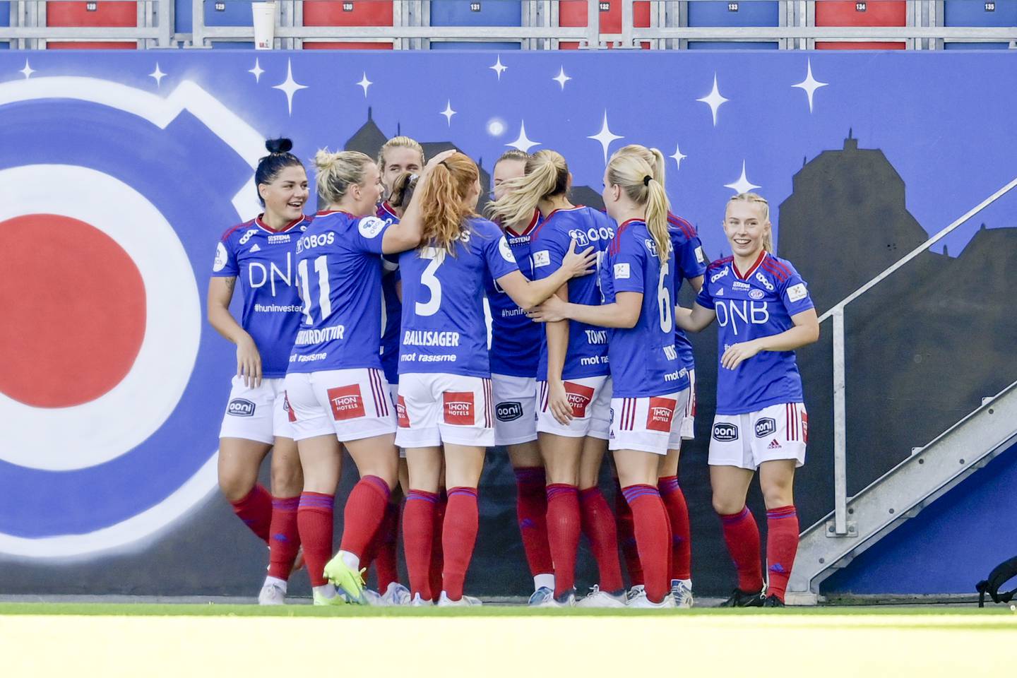 Vålerenga kvinner jubler etter scoring av Janni Thomsen 1-0 mot Brann søndag.