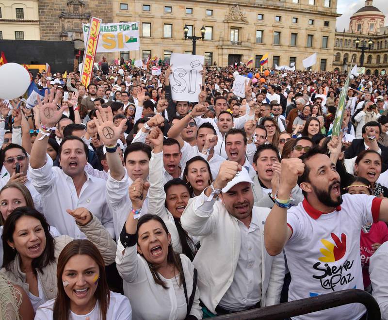 Det var jubel blant mange colombianere da det ble klart at en fredsavtale var inngått. Dette var et   av få lyspunkt i 2016 internasjonalt, mener ekspertene. 