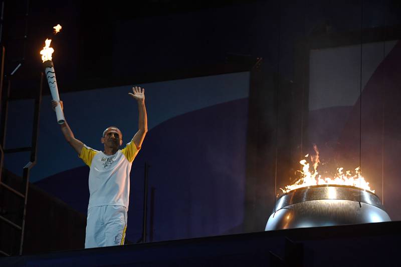 Maratonløperen Vanderlei Cordeiro, som ble hindret da han ledet maratonløet i 2004, fikk æren av å tenne OL-ilden.