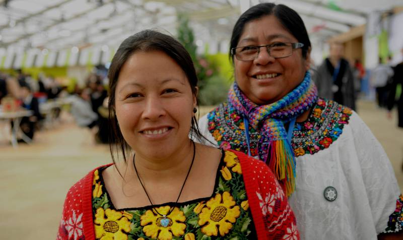 Klimaendringene er her nå, mener Anna Maria Castañeda og Lola Cabnal (bak). De tilhører urfolksgruppen maya. FOTO: ERIK MARTINIUSSEN