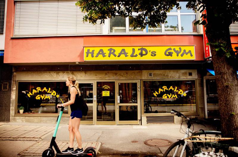 en legende: Mens de andre helsestudioene bukka under utover 80- og 90-tallet, har Harald’s gym kloret seg fast i Hausmanns gate ved Legevakta i Oslo sentrum. – Her inne er det ganske likt. I motsetning til resten av byen, som har blitt veldig forandra, fastslår innehaver Harald Skjøldt.
