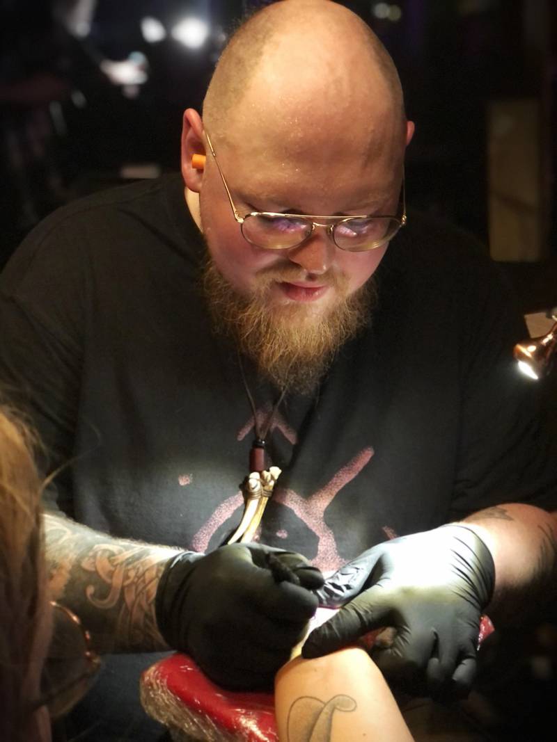 Balder Andersen (Tidferd Tatoo) tatoverte i syv timer i strekk, men rakk likevel ikke å tatovere alle som ønsket det under lørdagens konsert.