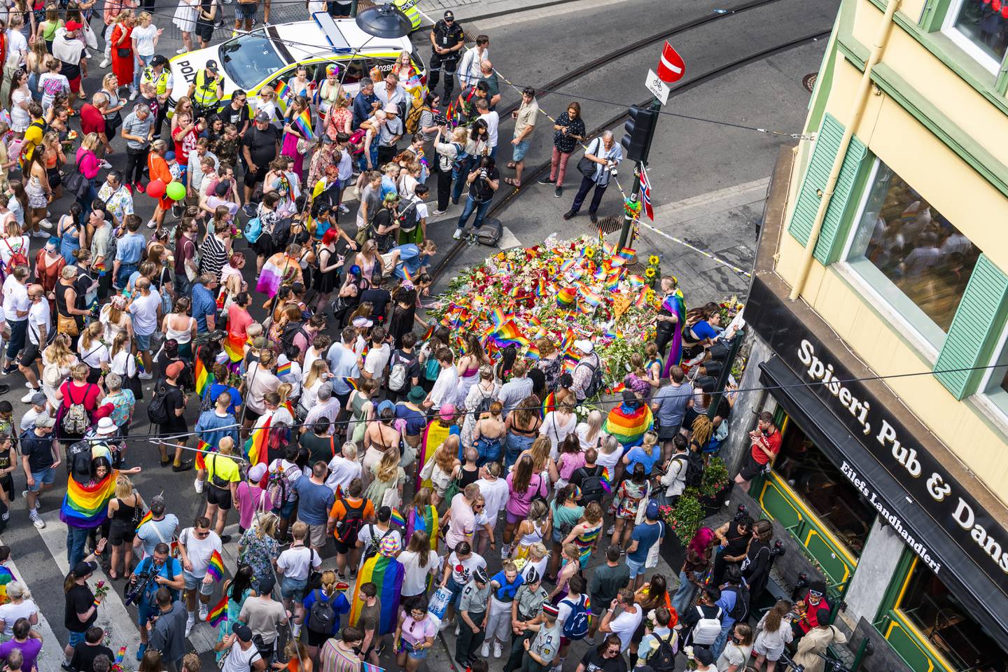 Flere hundre mennesker samler seg til en spontan solidaritetsparade etter at den opprinnelige prideparaden ble avlyst som følge av skyteepisoden mot London Pub. 
Foto: Håkon Mosvold Larsen / NTB