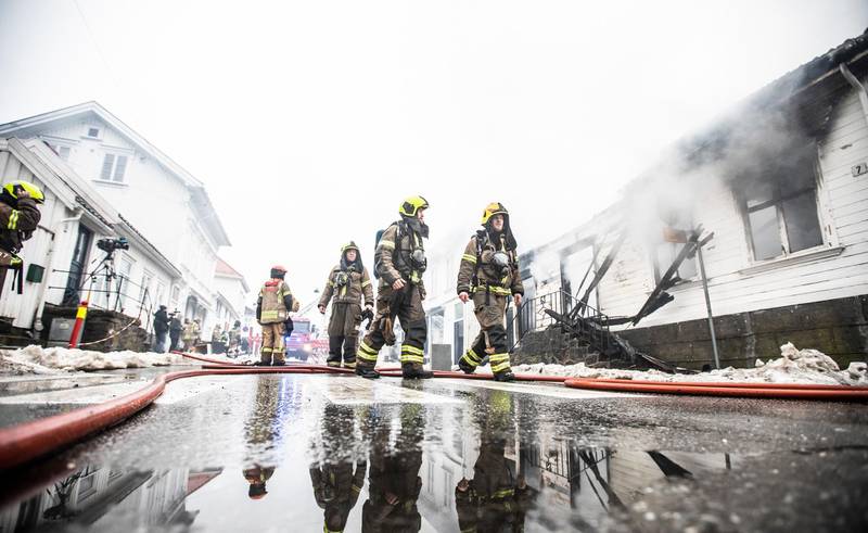 Risør 20210224. 
Brann i trehusbebyggelse i Risør onsdag morgen.
Foto: Trond Reidar Teigen / NTB
