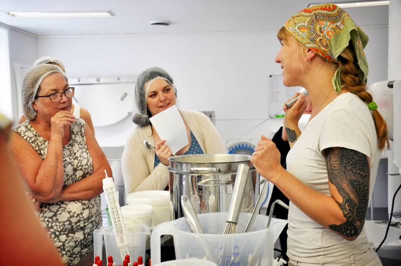 Lotta Svensson og Emma Reinholds følger spent med når Lise Brunborg har opplæring i hvordan de kan lage fetaost. Foto: Tone Helene Oskarsen