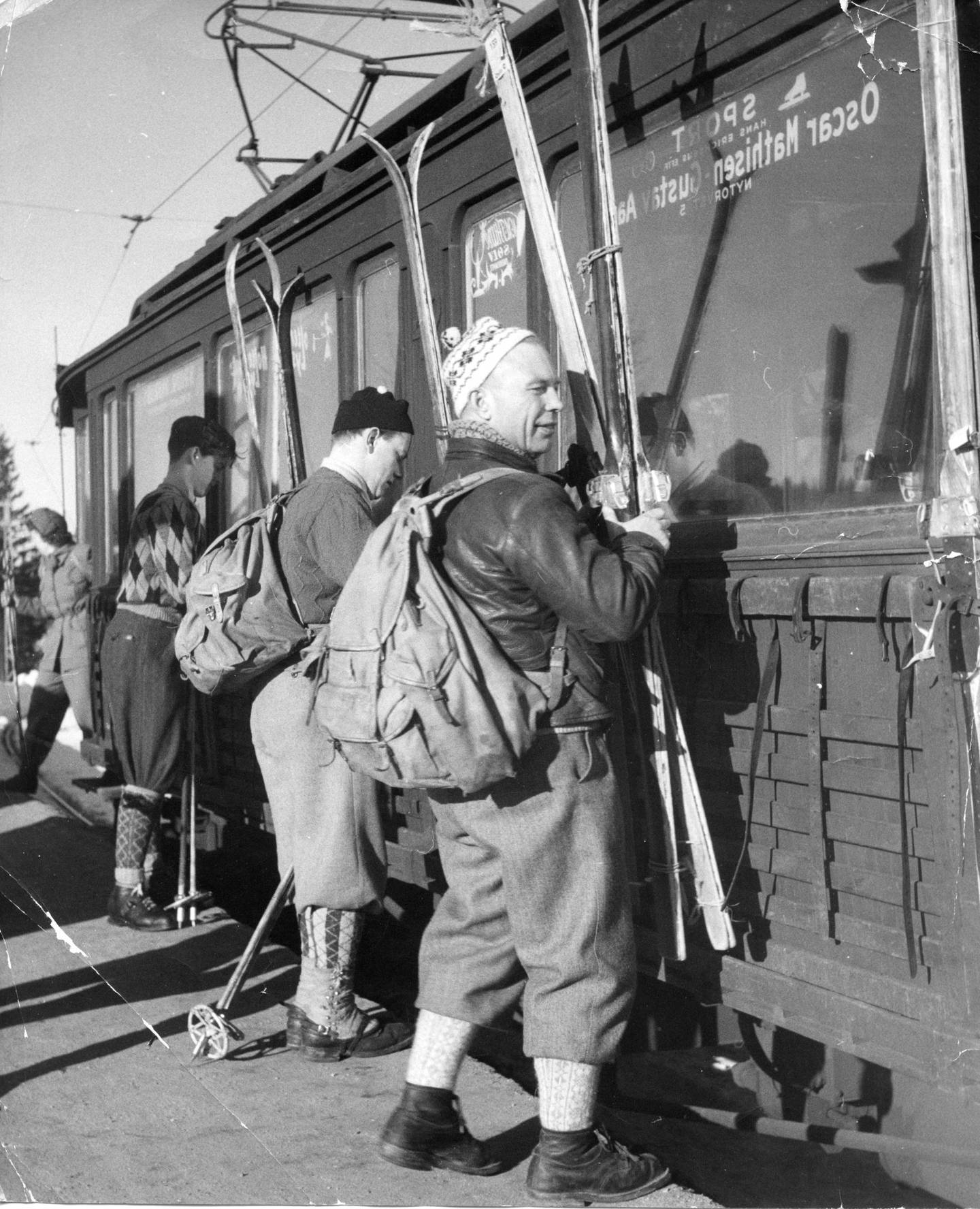 Holmenkollbanen ga byfolk tilgang til Nordmarka på en helt annen måte enn før fra 1898. Her festes ski på Holmenkollbanens vogn på Majorstuen stasjon i 1950.
