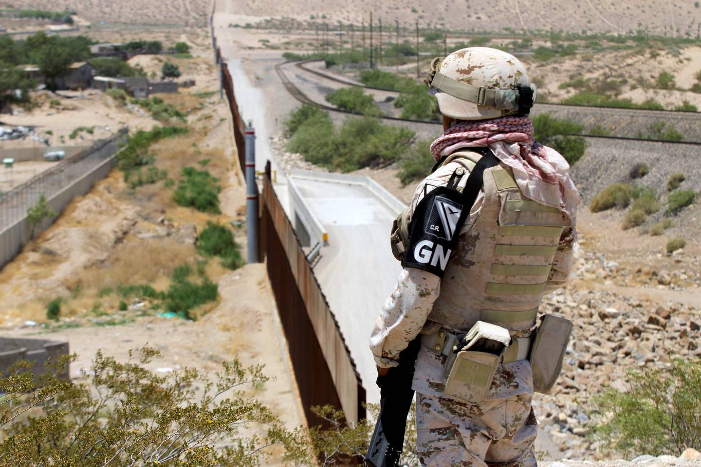 A member of Mexican National Guard watches the border with the US at the Anapra area in Ciudad Juarez, State of Chihuahua, Mexico, on June 26, 2019. - Mexico's president vowed Tuesday to investigate the controversial detention of migrants trying to cross the US border, saying the 15,000 troops he has deployed there have no such orders. (Photo by HERIKA MARTINEZ / AFP)