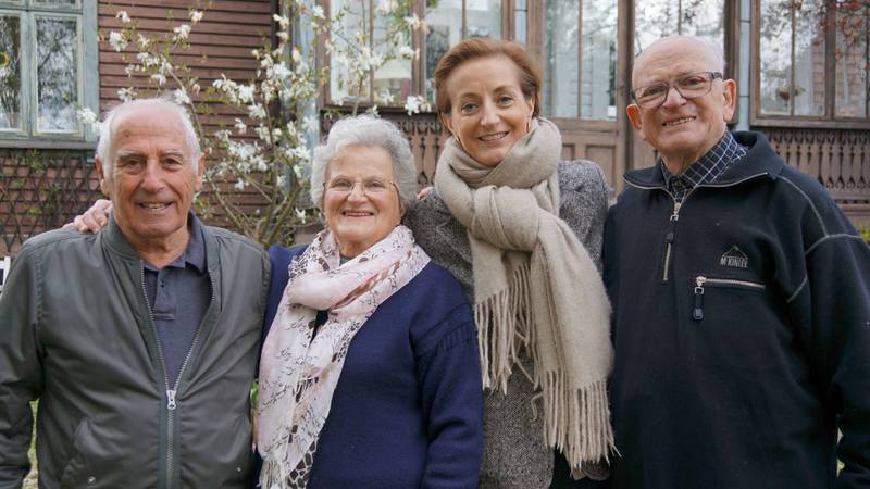 Siegmund Korn (til v), Edith Vanstone og Josef Fenster fra det jødiske barnehjemmet, med regissør Nina Grünfeld. FOTO: Fra filmen «Ninas barn»