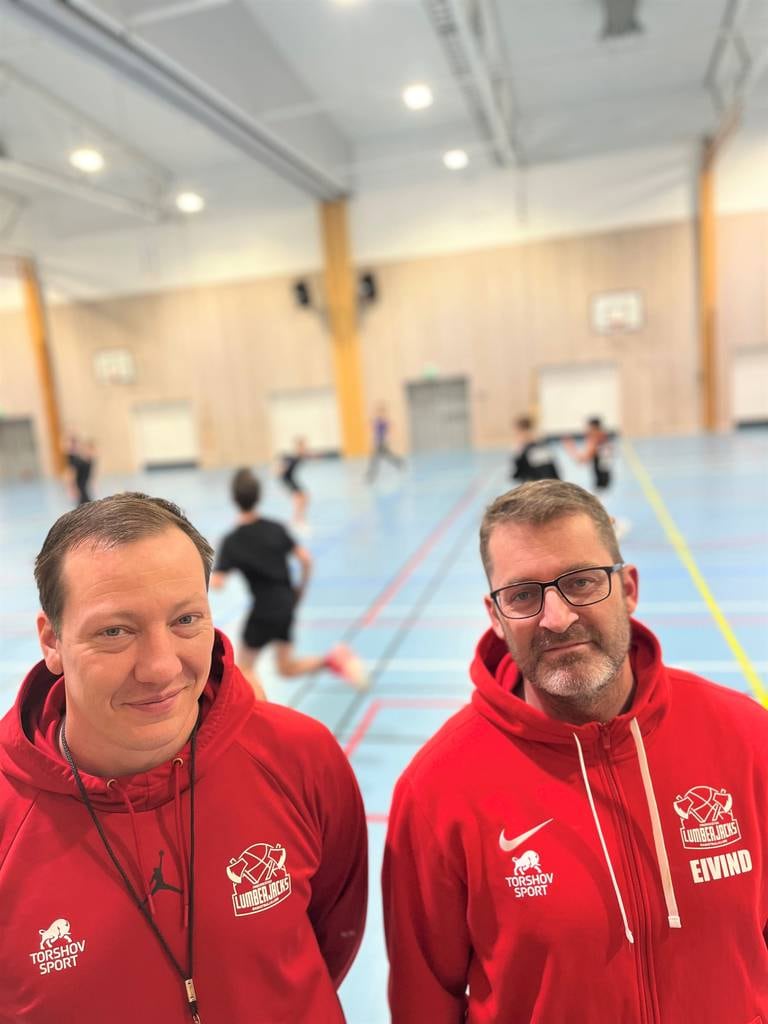 Klubbleder Jan Stobbe (til venstre) trener Fredrikstad Basketballklubbs G14 elite sammen med Eivind Andrés Fjellstad. De to gleder seg over rekrutteringsveksten lokalt og nasjonalt.