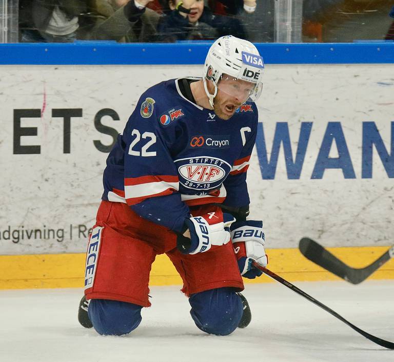 Vålerenga-kaptein Martin Røymark jubler intenst etter å ha sendt laget sitt tilbake i kampen mot Oilers i NM-semifinalene
