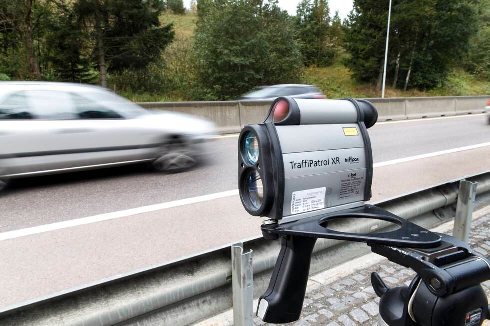 OSLO, Norge 20160927.
Politiet i arbeid. Politi som driver fartskontroll med radar. 
Foto: Gorm Kallestad / NTB