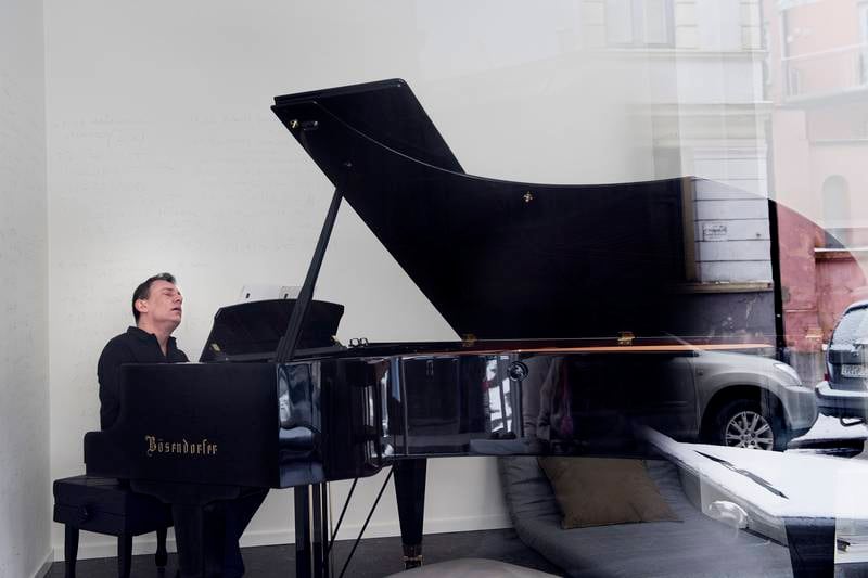 Fra 10 til 22 sitter konsertpianisten Marino Formenti ved flygelet og spiller for åpent hus, på Grünerløkka denne uka. FOTO: MIMSY MØLLER