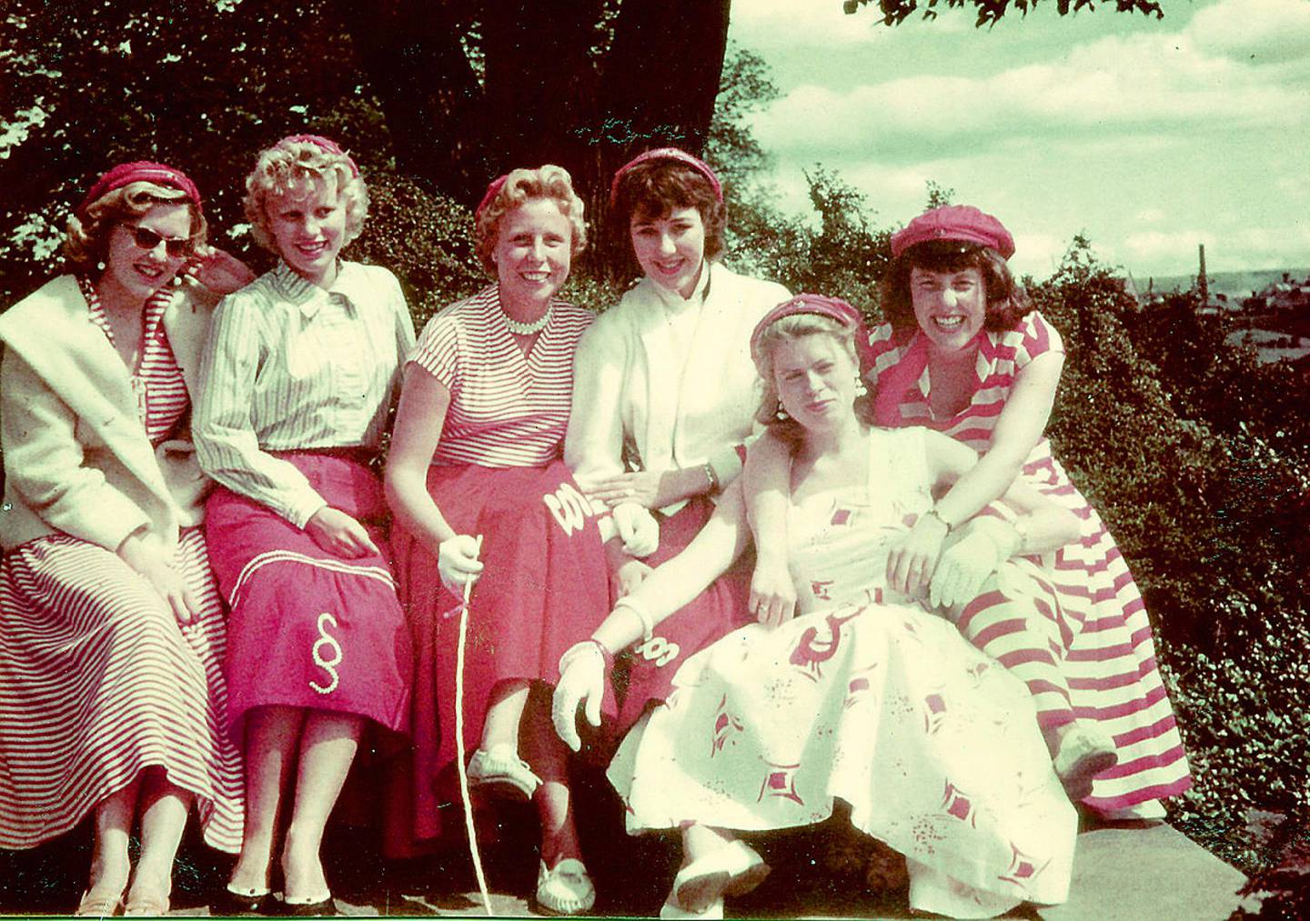 Astrid og venninnene i Slottsparken 1956. Astrid (til venstre) har sydd russeklærne selv. Foto: Hilde Unosen