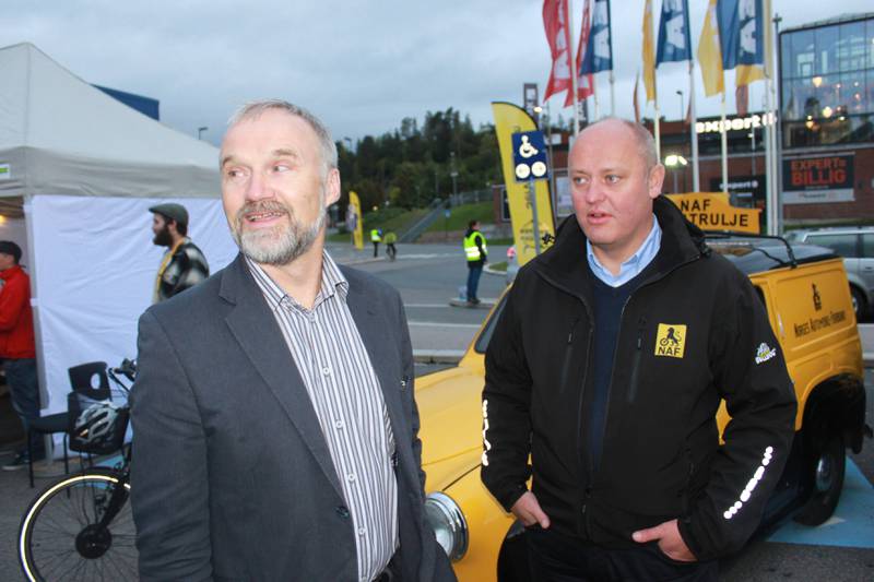 NAF-sjef Stig Skjøstad (til høyre) og NSB-sjef Geir Isaksen var fornøyd med køstuntet tirsdag morgen. FOTO: TOM VESTRENG