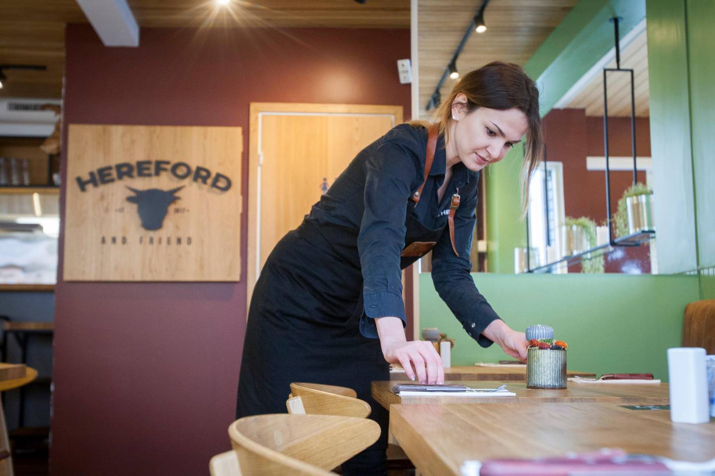 Restaurantsjef hos Hereford, Dominika Jurkowska, legger siste hånd på verket før restauranten åpnet klokken 14.00 mandag.