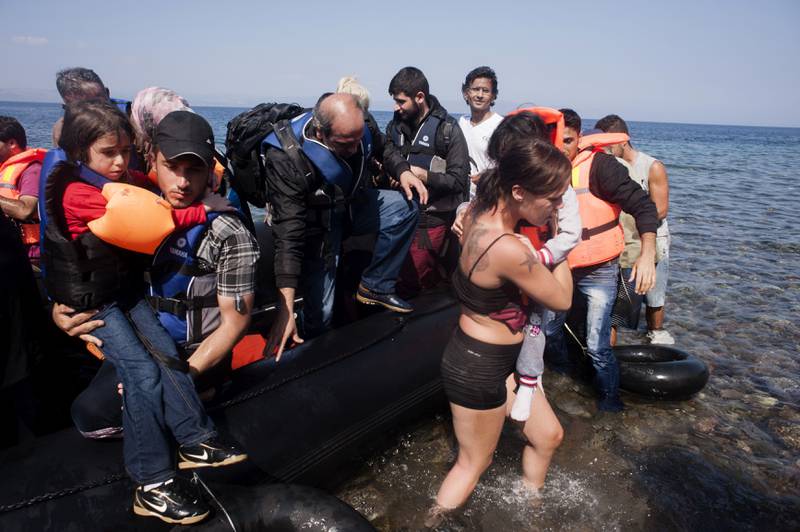 Flyktningkrisen har preget nyhetsåret 2015. Her fra september der flyktningene går i land på den greske øya Lesvos. FOTO: NTB scanpix