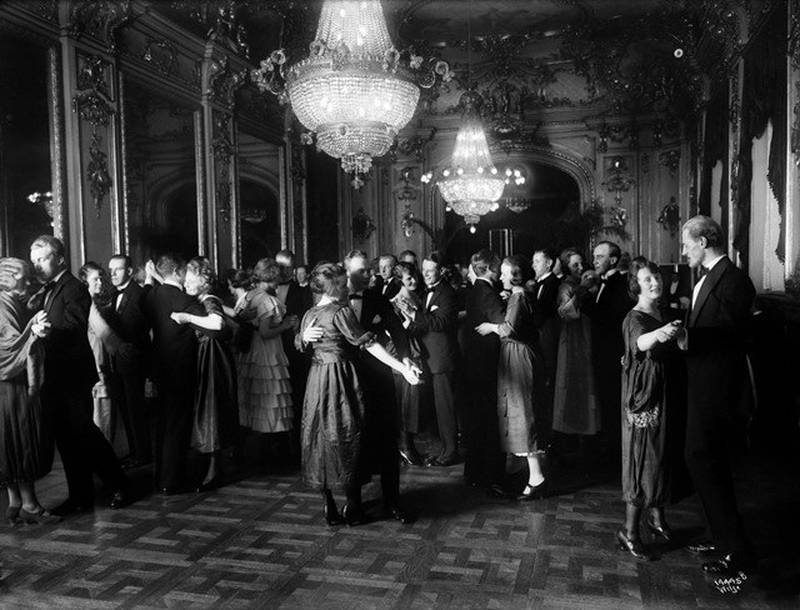 Rococo-salen ble innvia i 1894 i et nybygg mot Rosenkrantzgata. Her er det Svaes danseskole som har oppvisning cirka 1930–35.