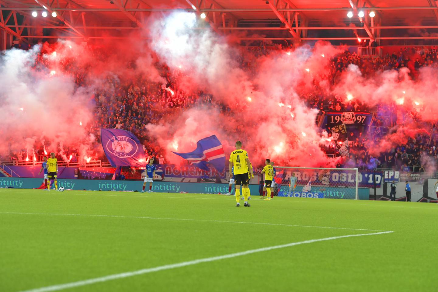 Det var fullsatt på tribunene under rivaloppgjøret mellom Vålerenga og Lillestrøm søndag. Foto: Annika Byrde / NTB