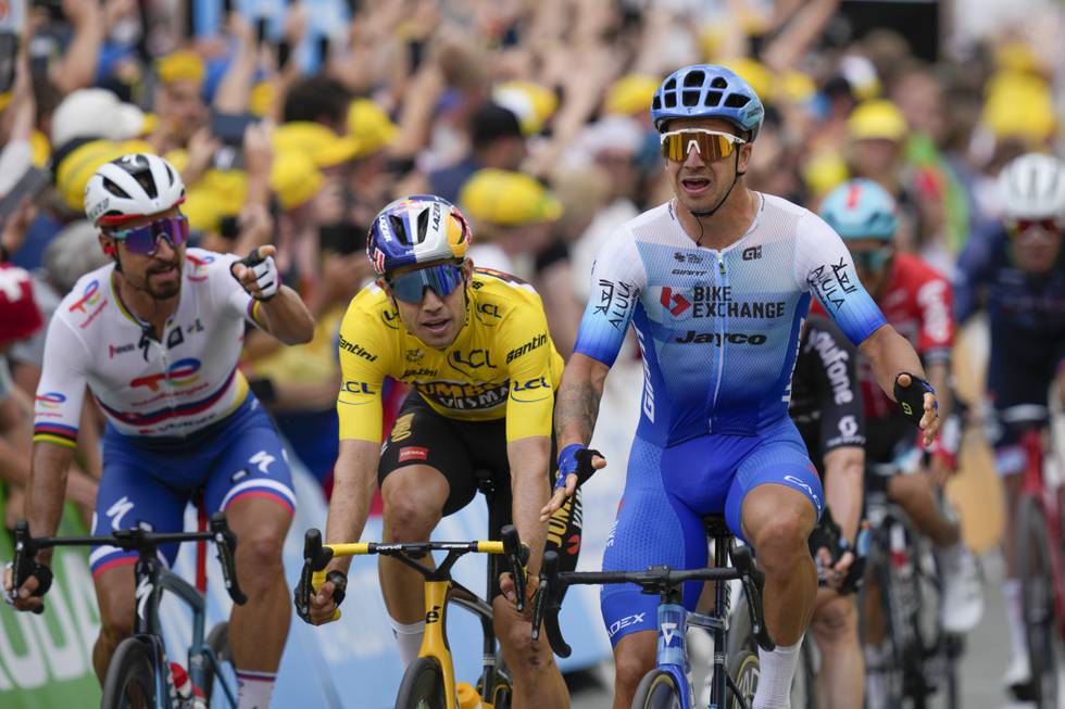 Dylan Groenewegen (t.h.) spurtet inn til seier på søndagens Tour de France-etappe. Foto: Daniel Cole / AP / NTB